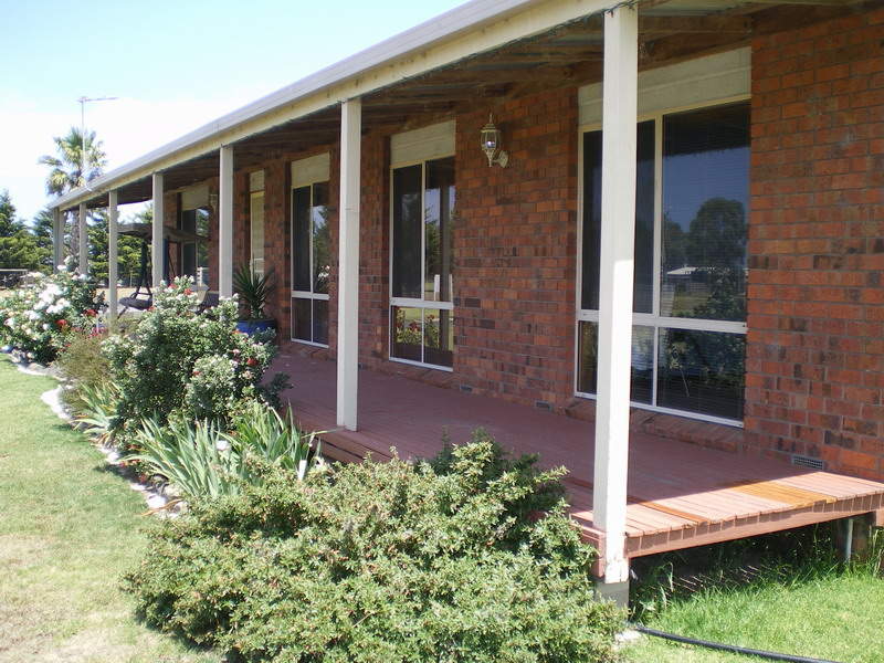 Ninety Mile Beach Home on 1 Acre Picture 1