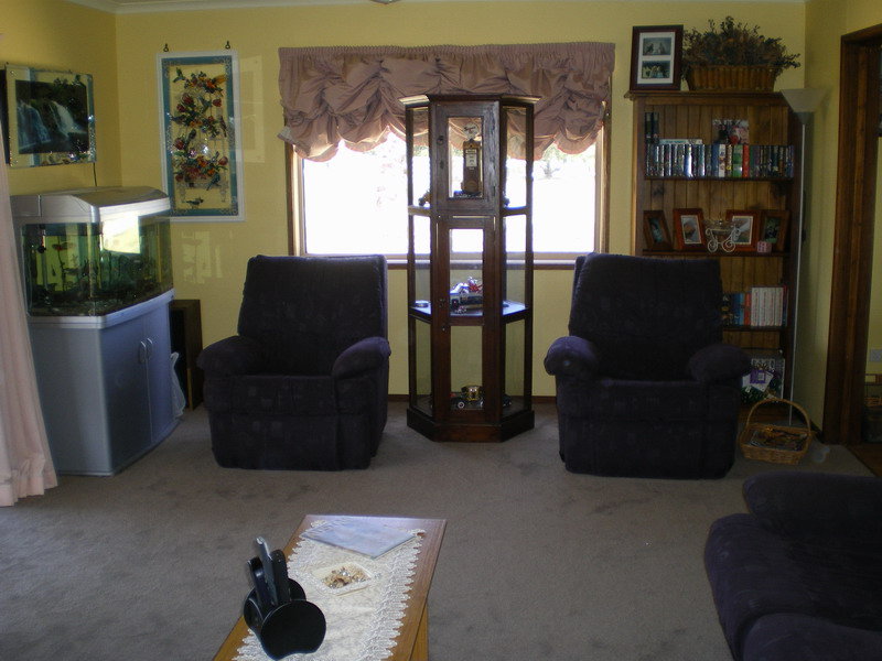 Ninety Mile Beach Home on 1 Acre Picture 2