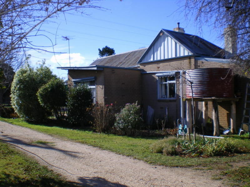 Town Living With Rural Atmosphere Picture 2