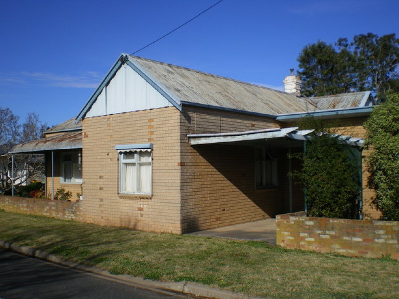 Town Living With Rural Atmosphere Picture 1