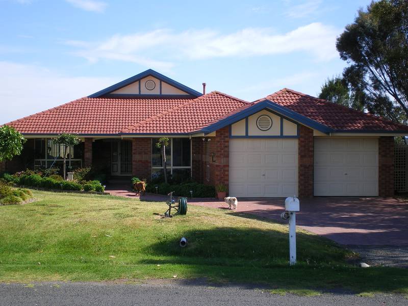 Great Family Home with Rural Views Picture 1