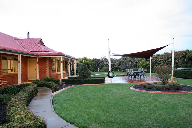 Stunning Country Living Picture 2