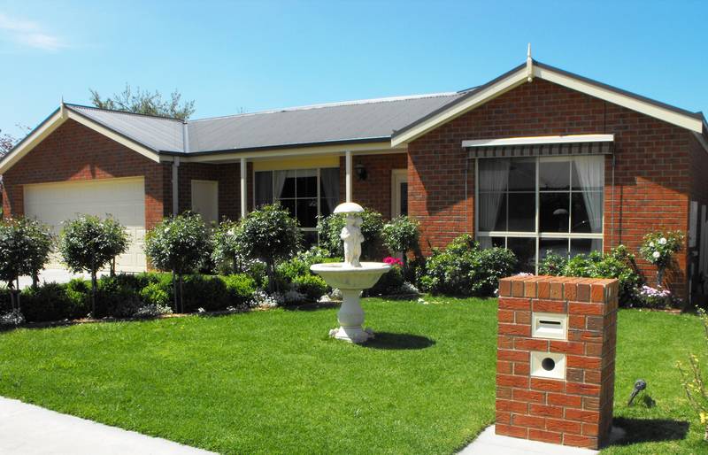 Vibrant, modern home in Greenaway Court Picture 1