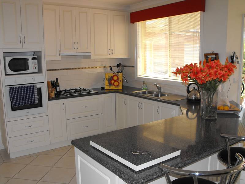 Vibrant, modern home in Greenaway Court Picture 2