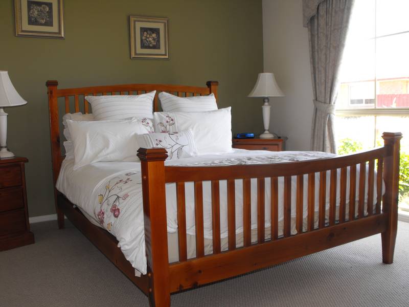 Vibrant, modern home in Greenaway Court Picture 3