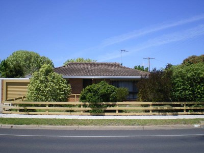 Two bedroom unit walking distance to town centre Picture