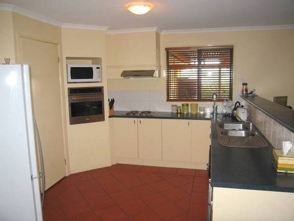 Large Modern 4 Bedroom Home! Picture 3