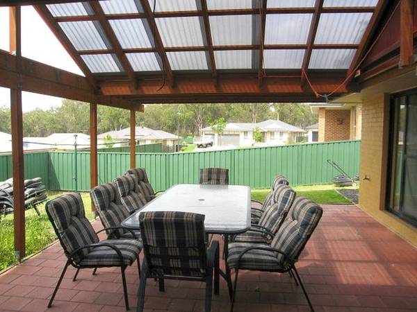 Large Modern 4 Bedroom Home! Picture 2