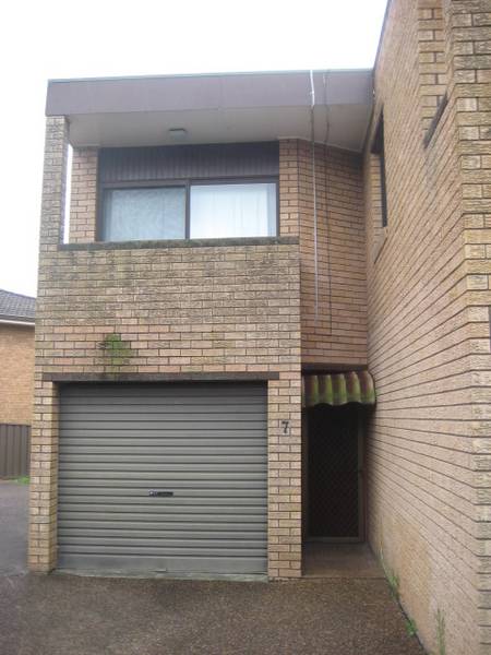 Spacious 2 bedroom townhouse! Picture 1