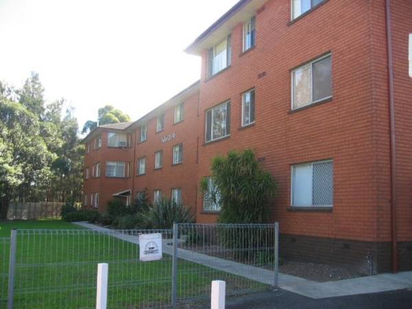 Partly furnished unit near Uni! Picture 1