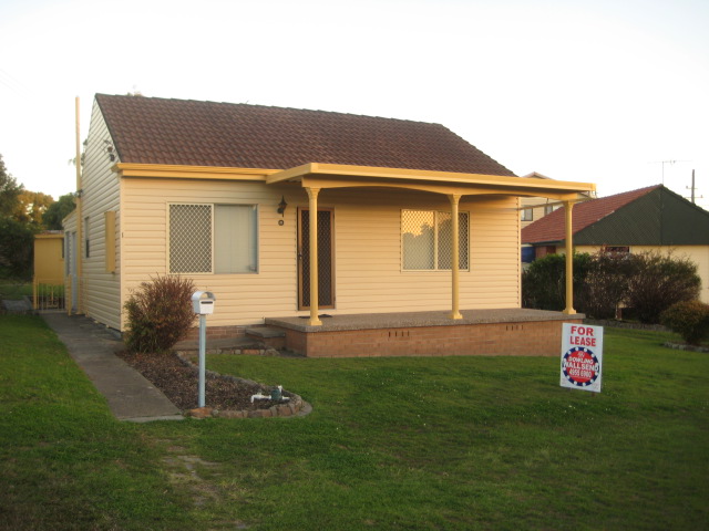 Neat & tidy home in good location! Picture 1