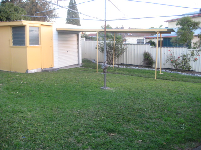 Neat & tidy home in good location! Picture 3