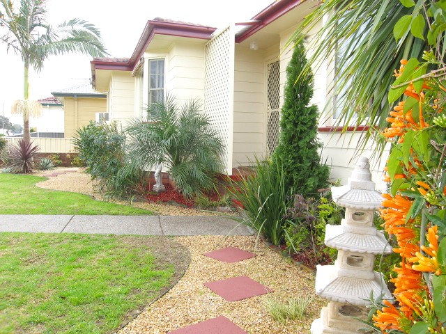 Nice home, handy location! Picture 1