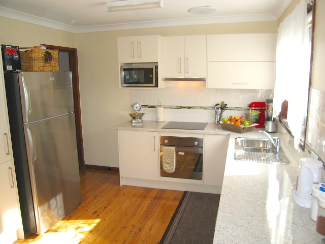 Nice home, handy location! Picture 2