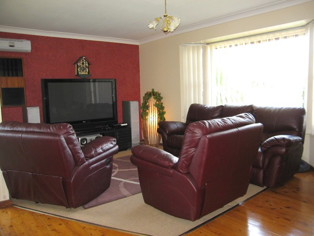 Nice home, handy location! Picture 3