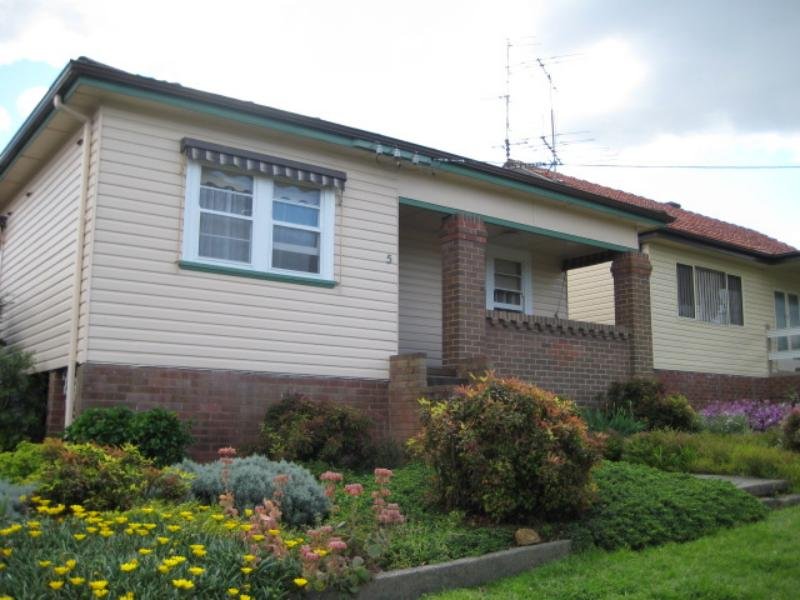 CENTRAL TO SCHOOLS AND SHOPS Picture 1