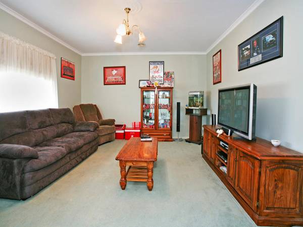 FAMILY DELIGHT! - SOLAR HEATED POOL Picture 2