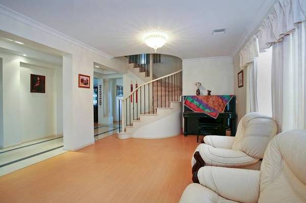 31 Squares of Living plus Views! Picture