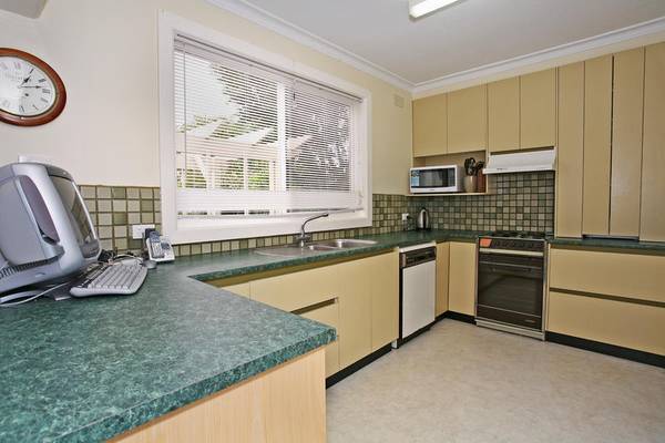 Perfect location! Nothing to do but move in and enjoy! Picture 3