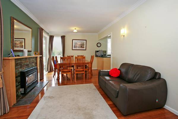 Perfect location! Nothing to do but move in and enjoy! Picture 2