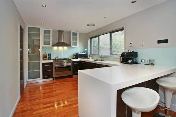 MODERN TOWNHOUSE LIVING! Picture 2