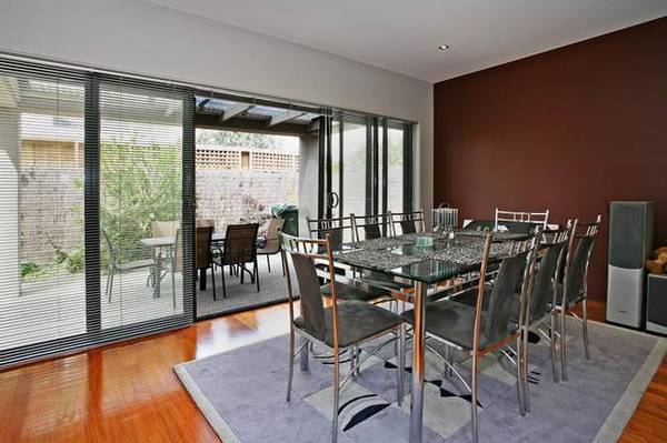 MODERN TOWNHOUSE LIVING! Picture 3