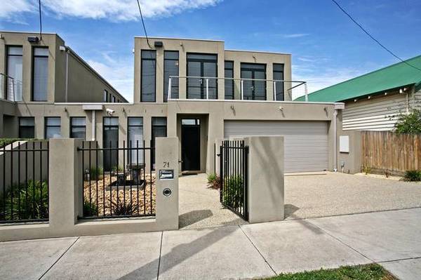 MODERN TOWNHOUSE LIVING! Picture 1