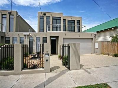 MODERN TOWNHOUSE LIVING! Picture