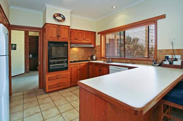 This home ticks all the boxes! Picture 2