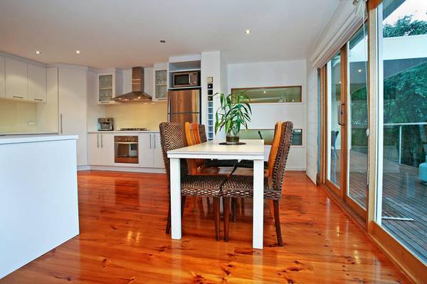 Attention trendsetters, the ultimate funky pad! Picture 3