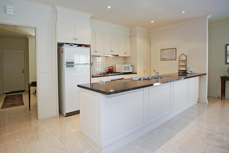 Stylish 2brm Townhouse Picture 2