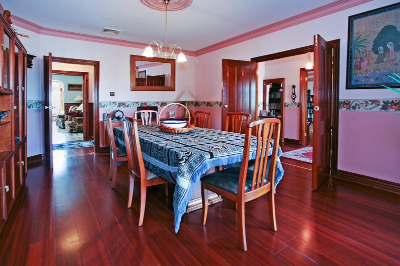 Charming residence, capturing sunset views! Picture 2