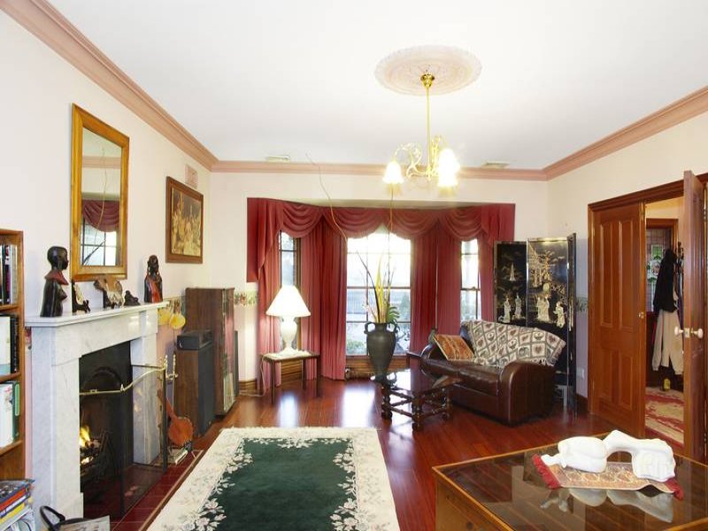 Charming residence, capturing sunset views! Picture 3