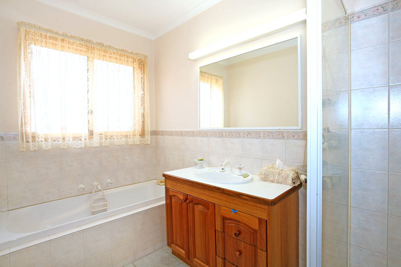 Walk To It All - Quiet Rear Unit!!!! Picture 3