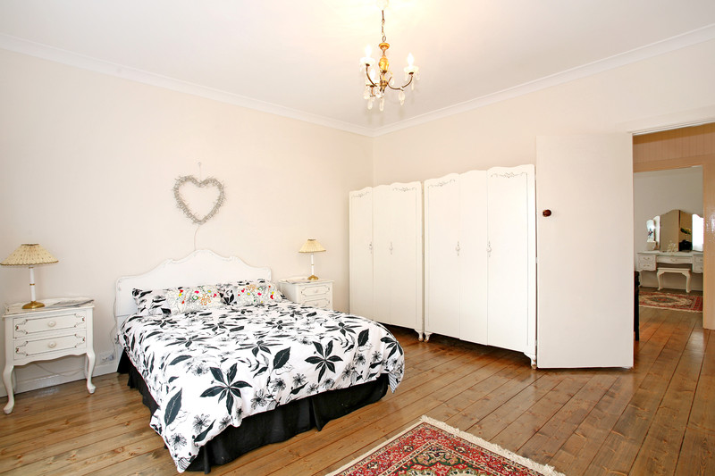 Family home, with 2 bedroom hideaway !! Picture 3