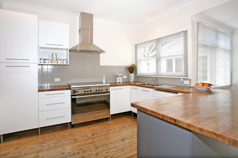 Family home, with 2 bedroom hideaway !! Picture 2