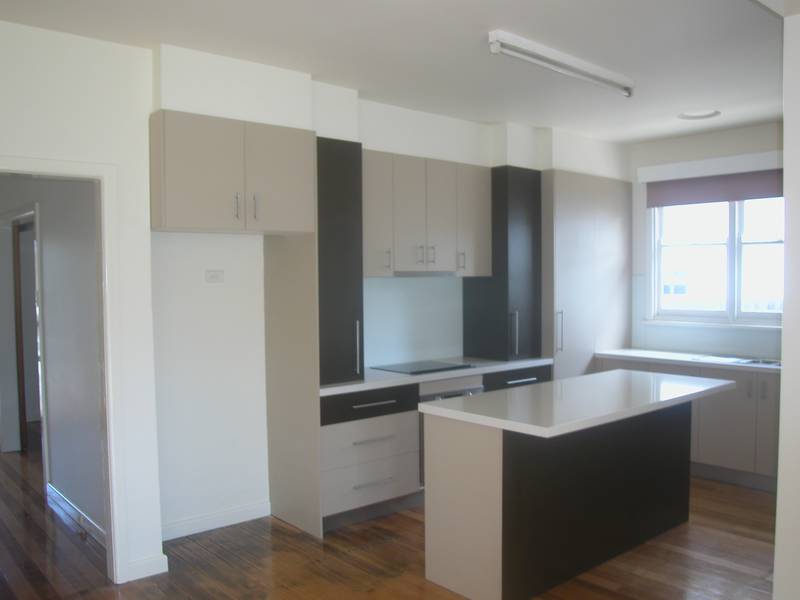 Modern Living with Gardener Included!!! Picture 2