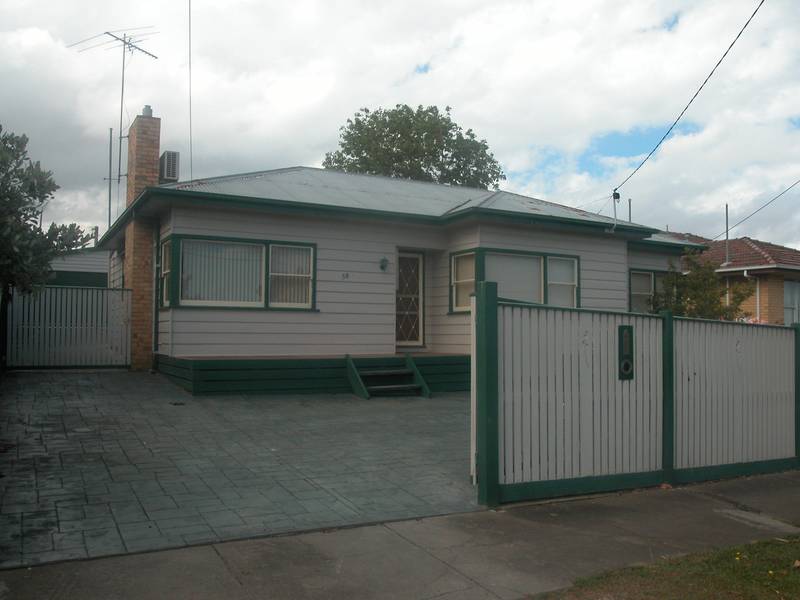 Modern Living with Gardener Included!!! Picture 1