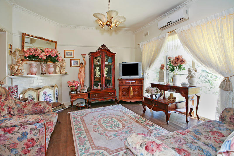 BARGAIN BUYING IN NEWTOWN Picture 2