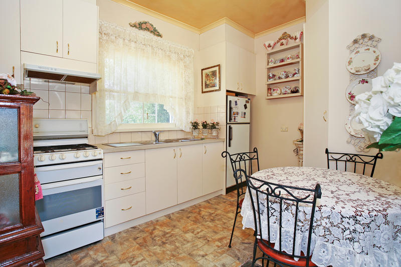 BARGAIN BUYING IN NEWTOWN Picture 3