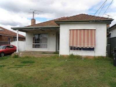 HOUSE NEEDS LOTS OF WORK!! Picture