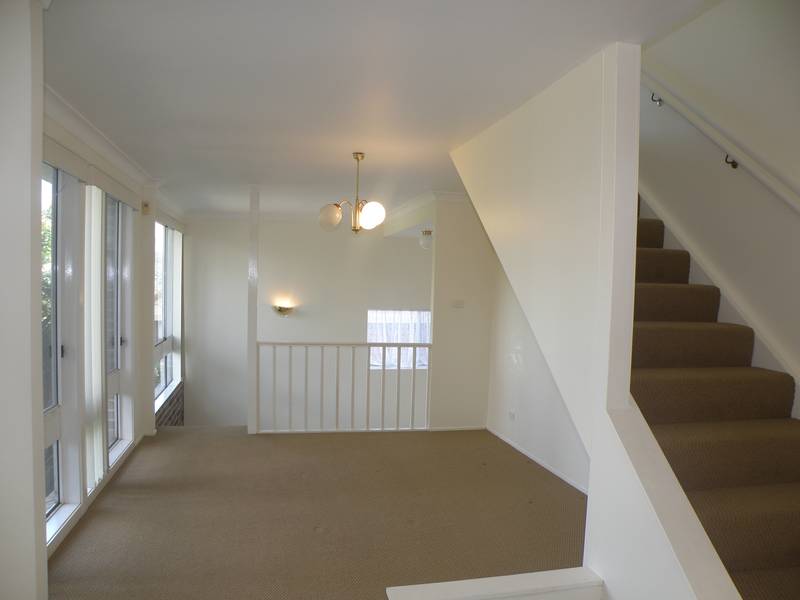 WATER VIEWS - CUL DE SAC - YOUNG HOME - UNDER $600,000!!!!! Picture 2