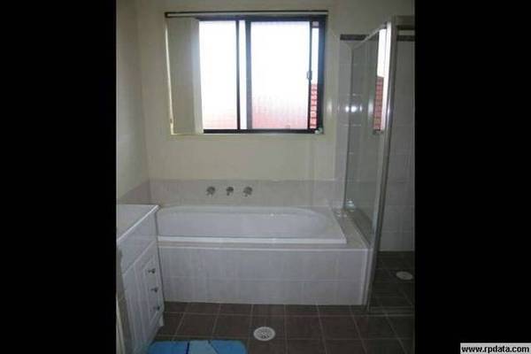 LOCATION! LOCATION! 5 MINUTES WALK TO PADSTOW STATION, SHOPS, SCHOOLS & CAFE'S. Picture