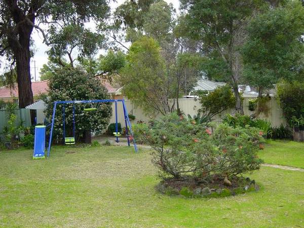 LOCATION! LOCATION! 5 MINUTES WALK TO PADSTOW STATION, SHOPS, SCHOOLS & CAFE'S. Picture