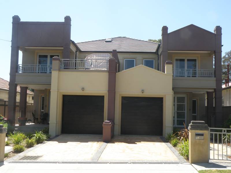 MASSIVE 5 BEDROOM DUPLEX + BONUS IN - GROUND POOL Picture 1