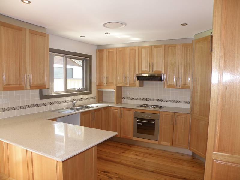 MASSIVE 5 BEDROOM DUPLEX + BONUS IN - GROUND POOL Picture 3