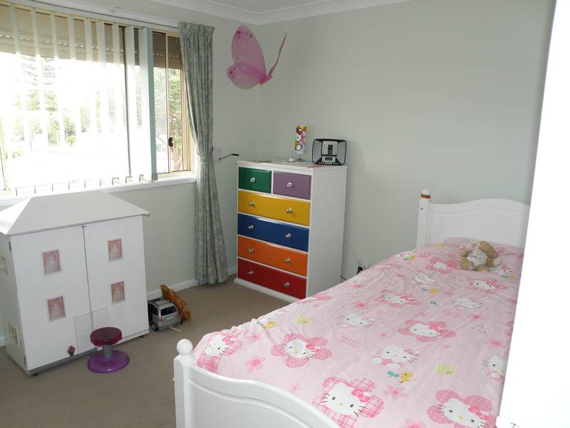 WALK TO SHOPS, SCHOOL & STATION Picture 3