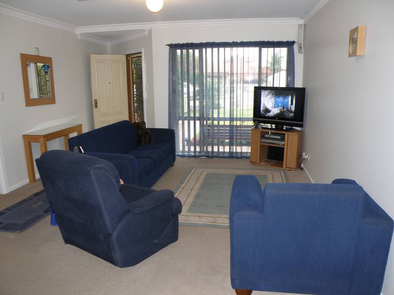 WALK TO SHOPS, SCHOOL & STATION Picture 2