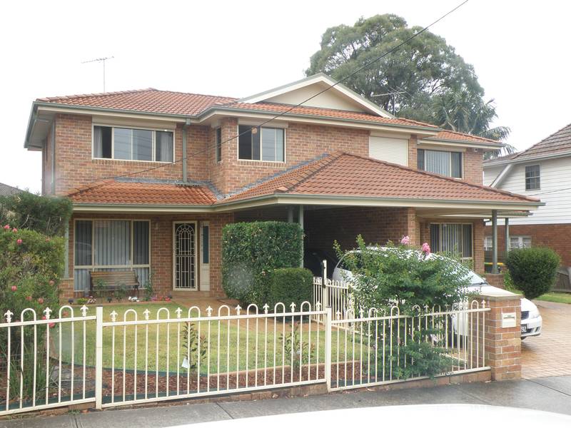 WALK TO SHOPS, SCHOOL & STATION Picture 1