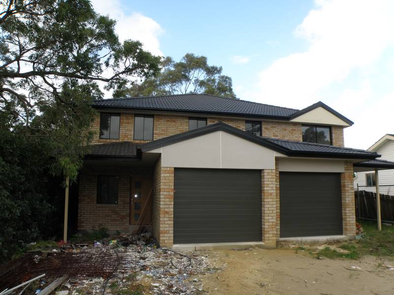 WALK TO SHOPS & STATION Picture 1